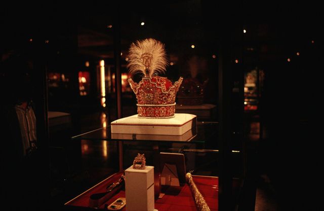 전시 중인 왕관 등의 보물들