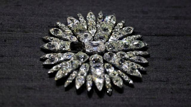 태양 모양의 눈부신 다이아몬드 장식품