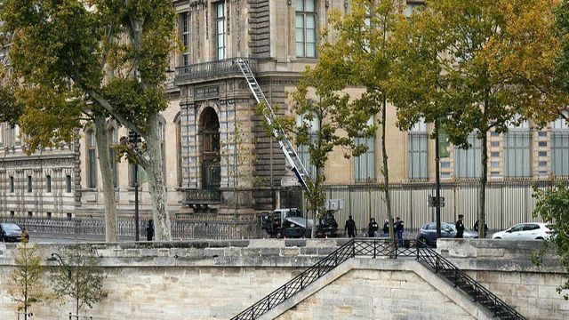 범인들이 사용한 사다리 트럭 주변을 둘러싼 경찰들