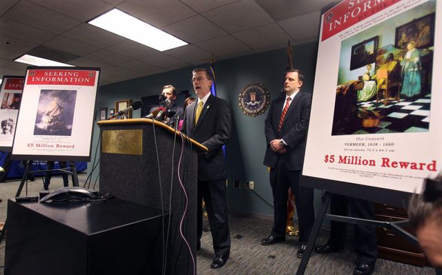 기자회견 중인 FBI 관계자들