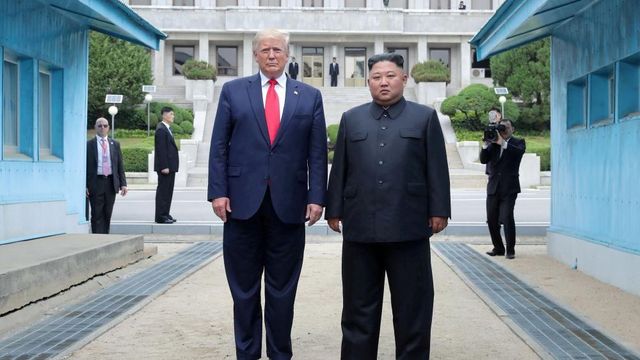 2019년 6월 30일 DMZ (공동경비구역) 내 판문점에서 회동한 도널드 트럼프 미국 대통령과 김정은 북한 국방위원장