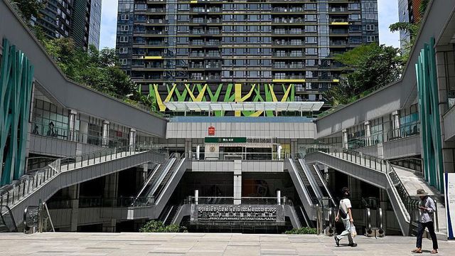 2025년 10월 15일 프놈펜의 프린스 인터내셔널 플라자를 지나가는 시민들