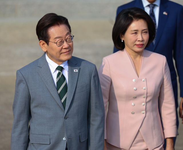 이재명 한국 대통령과 김혜경 여사가 말레이시아 아세안 정상회의 참석을 위해 출국하고 있다. 