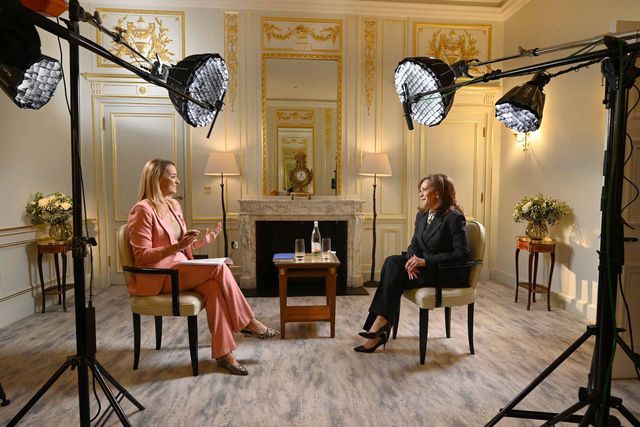 로라 쿤스버그가 카멀라 해리스를 인터뷰 하고 있다.