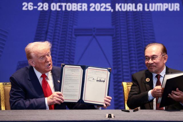 도널드 트럼프 미국 대통령과 안와르 이브라힘 말레이시아 총리가 말레이시아 쿠알라룸푸르에서 열린 제47차 동남아시아국가연합(ASEAN) 정상회의 기간 중 양자 회담에서 무역 협정 문서를 들고 있다. 
