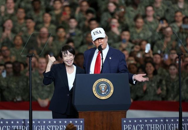 도널드 트럼프 미국 대통령과 사나에 타카이치 일본 총리가 요코스카에 있는 미 해군 요코스카 기지를 방문했다