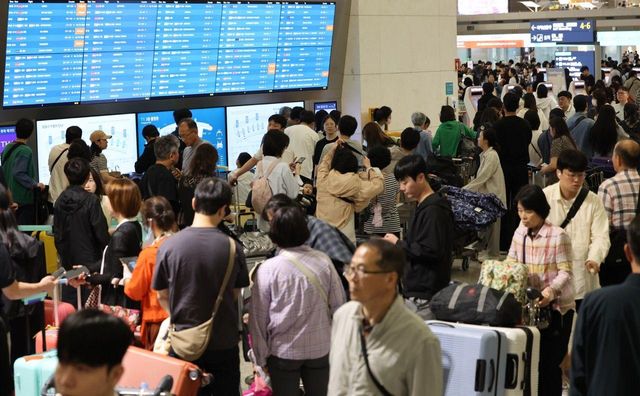 본격적인 추석 연휴가 시작된 3일 오전 인천국제공항 제1여객터미널 출국장이 여행객들로 북적이고 있다