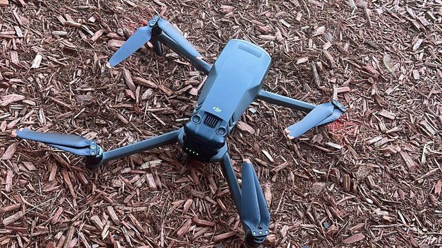 착륙한 드론의 모습