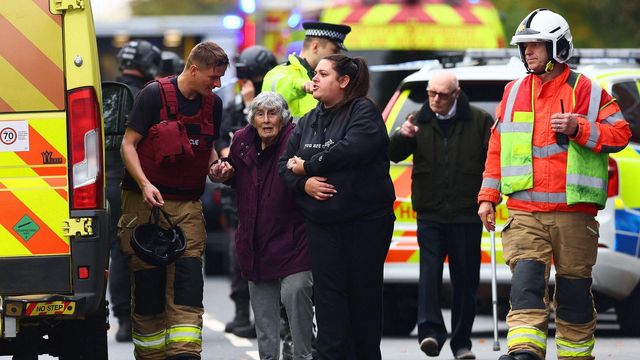 2025년 10월 2일, 맨체스터 북부 크럼솔에 위치한 히튼 파크 히브리 회당 인근에서 발생한 ‘중대 사건’ 이후, 긴급 대응 요원들이 지역 주민들을 대피시키는 모습이 목격되었다.