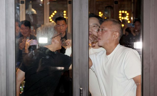 젠슨 황 대표, 이재용 회장, 정의선 회장이 치킨집에서 맥주를 마시고 있다