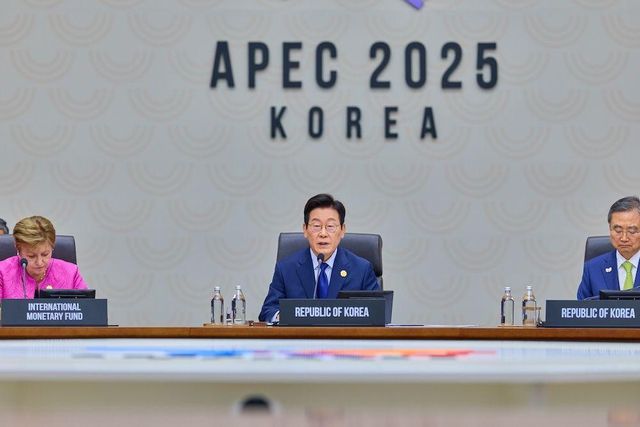 이재명 대통령이 31일 경북 경주 화백컨벤션센터(HICO)에서 열린 2025 아시아태평양경제협력체(APEC) 정상회의 제1세션에서 개회사를 하고 있다.
