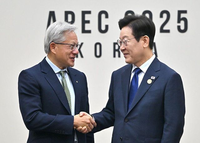 APEC이 열리고 있는 경주에서 접견한 이재명 대통령(오른쪽)과 젠슨 황 CEO(왼쪽)