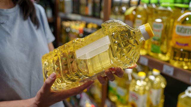 기름을 고르고 있는 소비자