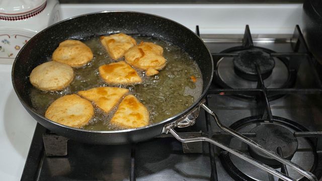 페이스트리 도넛을 튀기는 모습