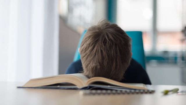 책에 고개를 파묻은 아이의 모습