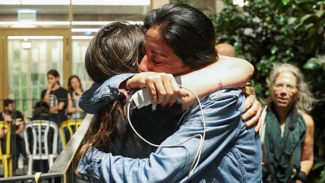 인질 마탄 장가우커의 어머니 아이나브 장가우커가 트럼프 대통령의 발표 후 다른 여성과 포옹하고 있다