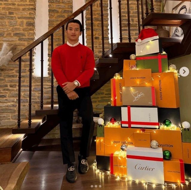 네팔 지방장관의 아들인 소가트 타파가 루이비통 등의 명품 상자로 만든 크리스마스 트리 옆에서 포즈를 취하는 모습