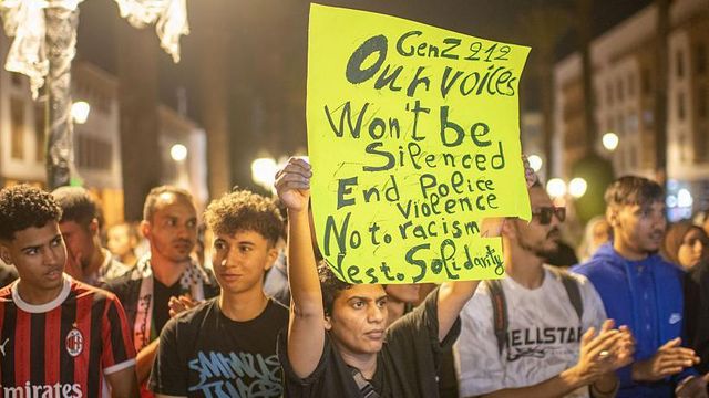 지난 3일, 모로코 라바트에서 교육 및 의료 개혁을 촉구하고 부정부패에 항의하고자 몰린 청년 시위대의 모습. 한 청년은 ‘Z세대 212, 우리의 목소리는 사라지지 않을 것이다. 경찰 폭력을 중단하라. 인종차별에 반대한다. 연대하라’라고 적힌 현수막을 내걸었다