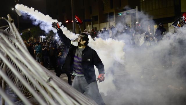 마스크와 장갑을 착용한 시위대와 최루가스