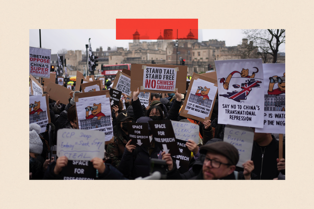 새로 지어질 중국 대사관 앞에서 반대 시위를 벌이는 사람들