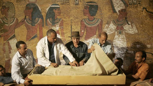 이집트학자 자히 하와스는 그랜드 이집트 박물관의 구상 단계부터 자금 모금 및 홍보 활동을 도왔다