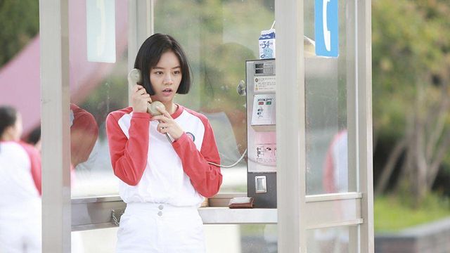 응답하라 1988 속 한 장면. 전화 중인 성덕선의 모습