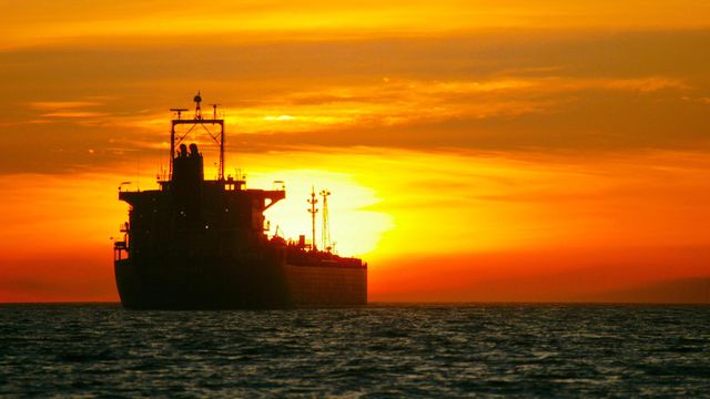 해질녘 바다 위 유조선