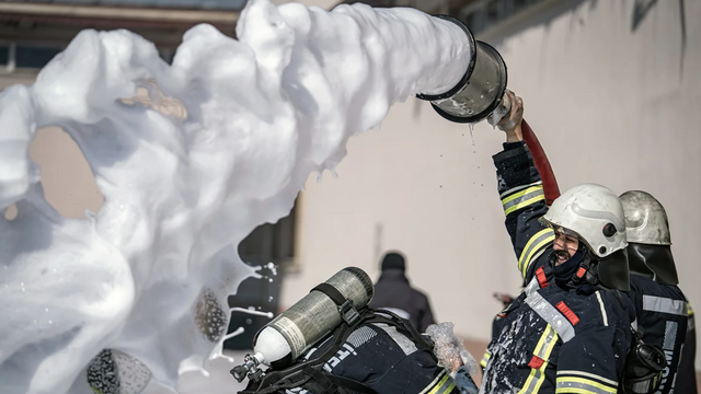 소방용 포말 같은 제품에 들어 있는 내분비 교란 물질은 갑상선암 위험에도 영향을 줄 수 있다는 연구들이 있지만, 근거는 엇갈린다
