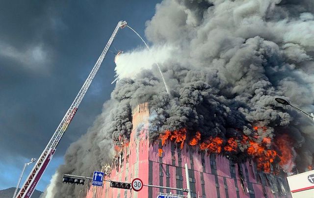 15일 오전 충남 천안 동남구 이랜드패션 물류센터에서 화재가 발생해 검은 연기와 함께 화염이 치솟고 있다. 