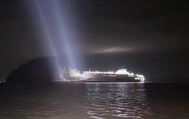 19일 오후 8시 16분쯤 전남 신안군 장산면 족도에 260여명이 탑승한 여객선이 좌초돼 해경이 구조 작업을 벌이고 있다. (목포해경 제공)