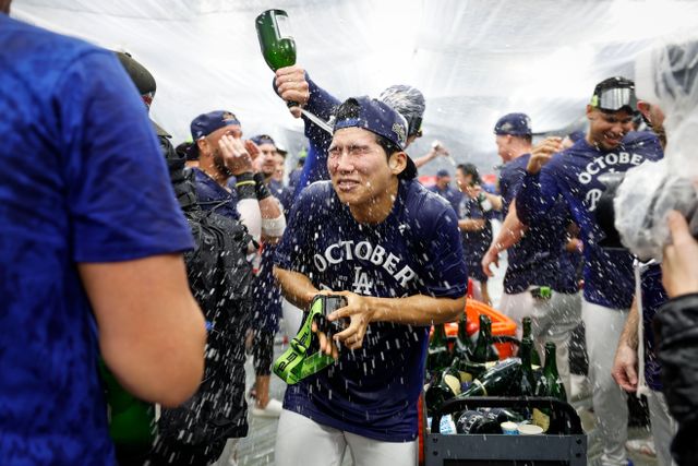 한국의 김혜성은 다저스가 5-4로 역전한 연장 11회말 2루 대수비로 나와 이번 월드시리즈에서 처음 출전했다