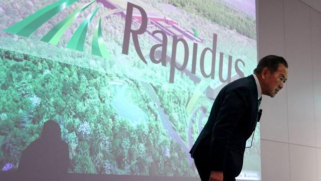 도쿄에서 열린 기자회견에서 인사하는 고이케 아츠요시 사장