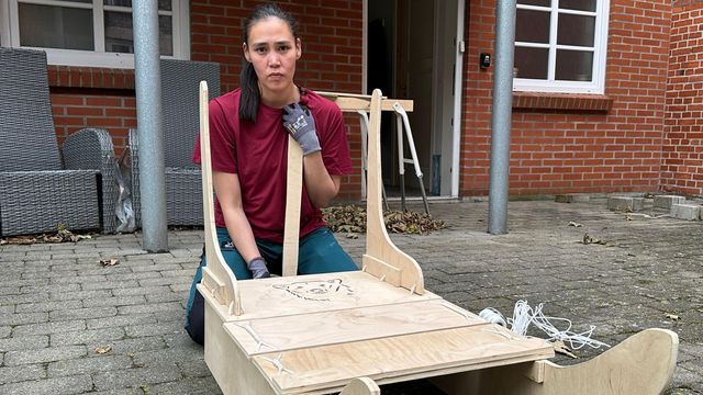 자신이 만들고 있던 나무 썰매를 보여주는 키이라의 모습