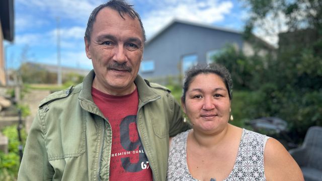 울릭과 요한네가 야외에서 찍은 사진. 울릭은 빨간 티셔츠 위에 녹색 재킷을 걸쳤고, 요한네는 무늬가 있는 원피스를 입고 있다