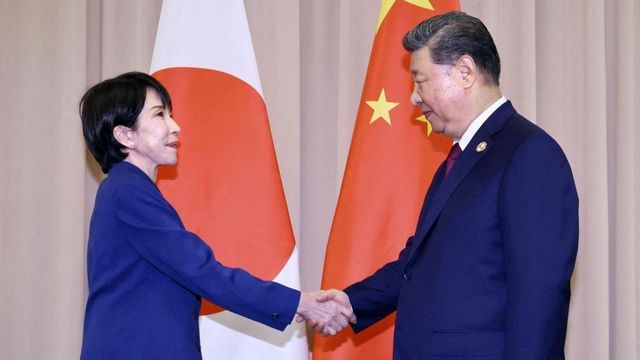 2025년 10월 경주 APEC 참석 차 한국에 온 일본 총리 사나에 다카이치와 시진핑 중국 국가주석과 악수를 나누고 있다