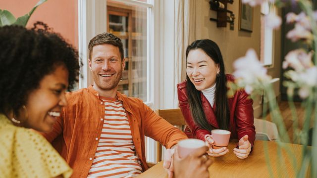 웃으며 대화를 나누는 흑인, 아시아인, 백인의 모습