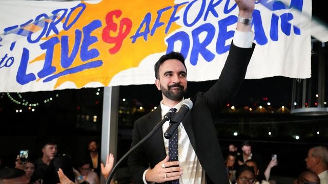 예비선거 결과 시청 행사에서 연설하는 맘다니 후보