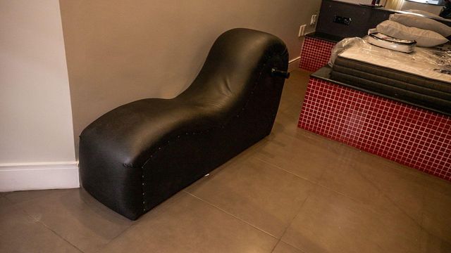곡선형 검은색 소파