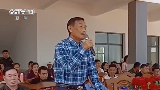 바이 솨청이 마이크를 들고 연설하고 있다