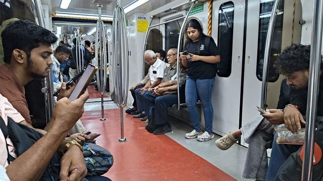 인도의 지하철 안에서 시민들이 스마트폰에 열중하고 있다