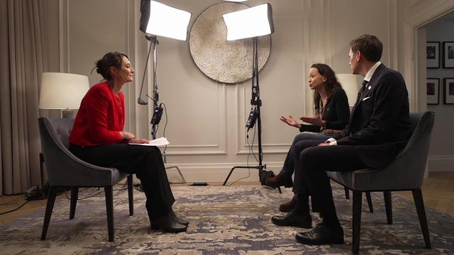 진행자 루시 호킹스가 마차도, 요르겐 와트네 프리드네스(노르웨이 노벨위원회 위원장)를 인터뷰하는 모습