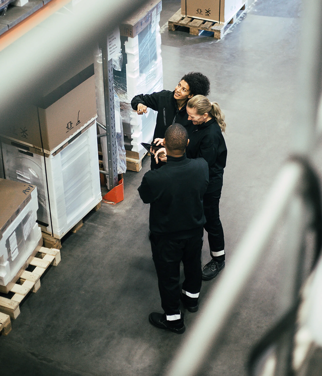 세 명이 이야기를 나누고 있다.