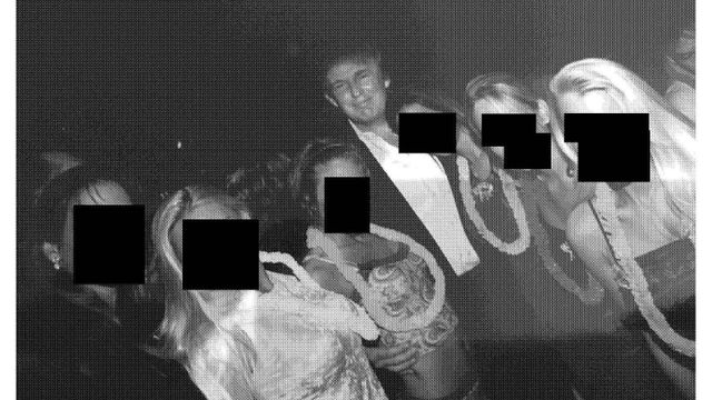 미국 하원 감독위원회가 공개한 사진 속, 도널드 트럼프 미국 대통령이 제프리 앱스타인 저택에서 여성 그룹과 함께 있는 모습이 포착됐다. 