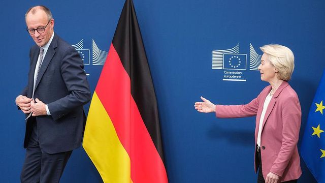 프리드리히 메르츠 독일 총리(왼쪽)가 우르줄라 폰데어라이엔 유럽연합 집행위원장의 환영을 받고 있다.