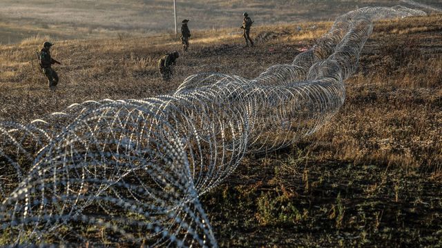 우크라이나 동부 도네츠크 차시우 야르 인근 지역 전선에서 우크라이나 군인들이 대전차 지뢰와 각종 장애물을 설치하는 모습