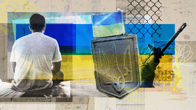 흰색 티셔츠를 입은 남성의 뒷모습과 우크라이나 군인들이 군복에 붙이는 배지와 국기