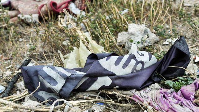 2019년 3월, 이라크 국경 근처 시리아 동부 데르조르 주 바그후즈 마을 땅에 버려진 이슬람국가(IS) 깃발