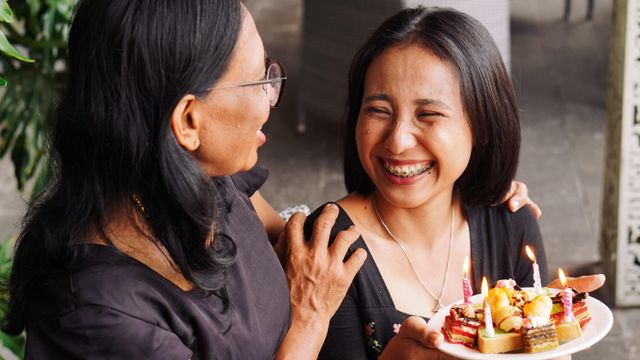 케이크를 들고 웃고 있는 여성의 모습