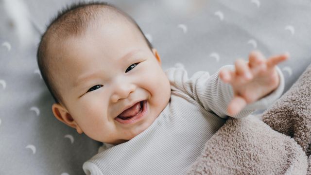 웃고 있는 아기의 모습
