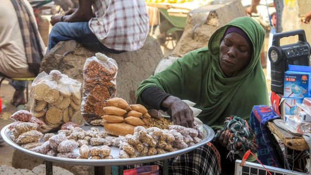 하르툼 중앙시장에서 한 상인이 포장된 견과류와 간식을 판매하고 있다